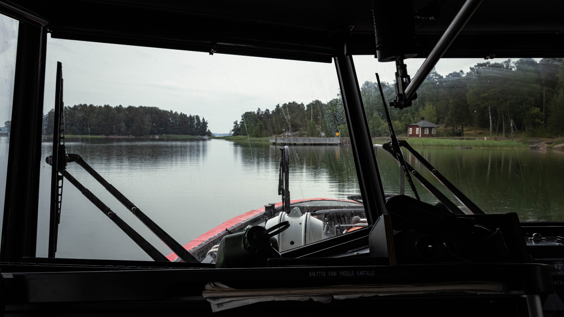 Näkymä ulos Espoon Meripelastajien aluksen ikkunoista. Kuva: Matias Kaira